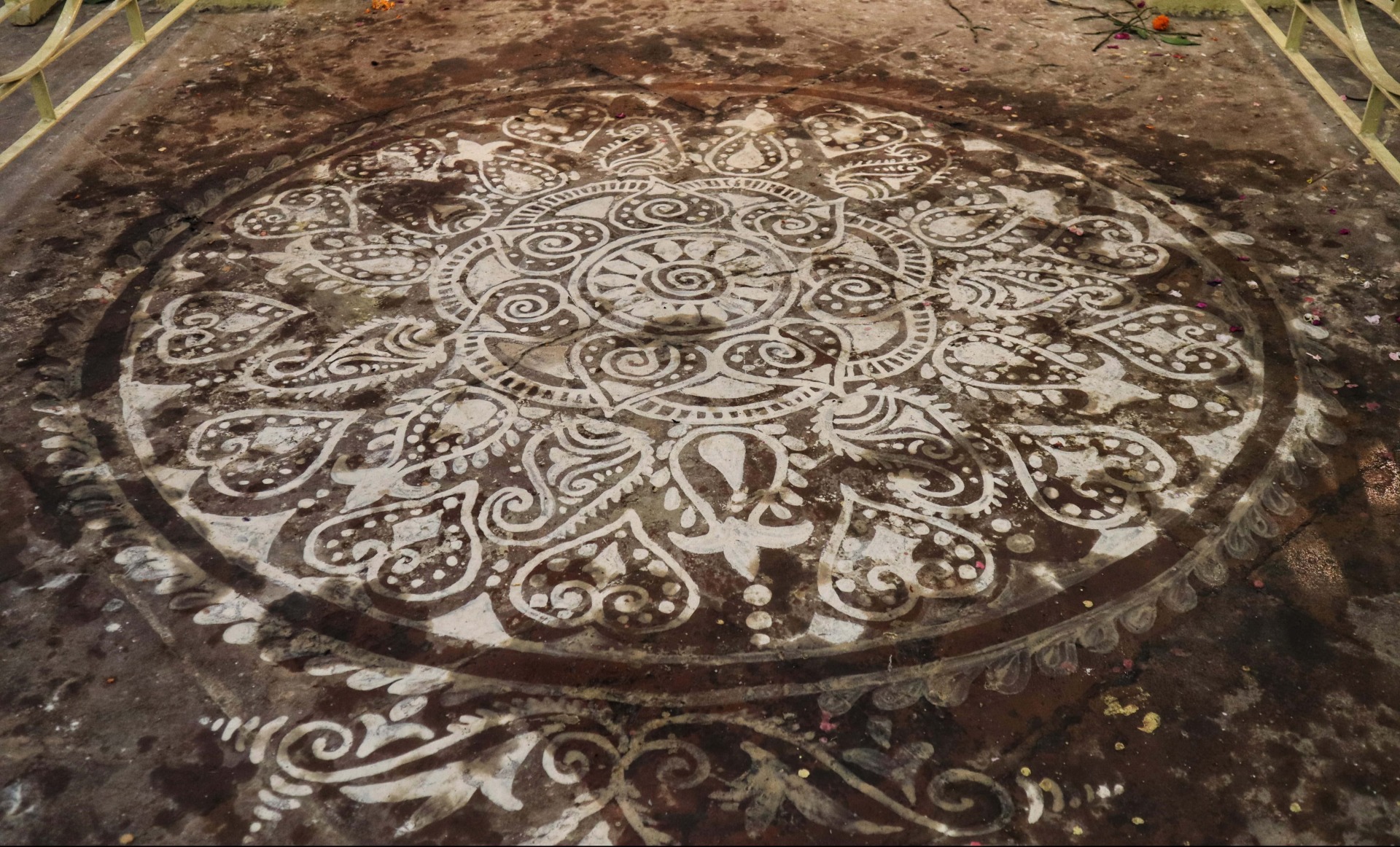 fromthecornertable, from the corner table, durga puja, bonedi bari puja, chhatu babu latu babu, alpana, floor art