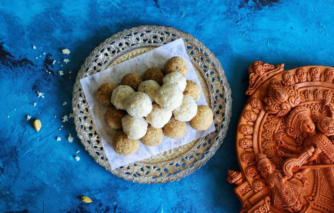 53a2f-narkel-naru-coconut-balls-4-e1539433417289