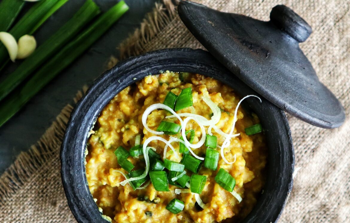 62a0c-harepyaaz-ki-lehsuni-khichdi-spring-onion-kedgeree
